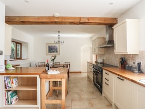 Fridge, dishwasher, electric kettle, toaster - Long House (Beaumaris)