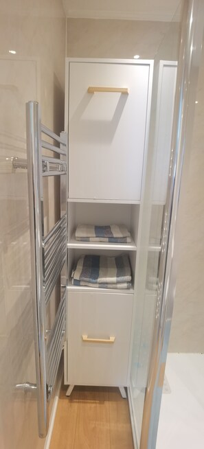 Sèche-cheveux, serviettes fournies, savon, shampoing