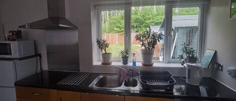 Réfrigérateur, micro-ondes, plaque de cuisson, bouilloire électrique