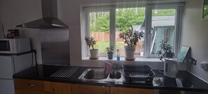 Een koelkast, een microgolfoven, een kookplaat, een waterkoker