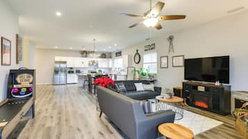 House (3 Bedrooms) | Front of property