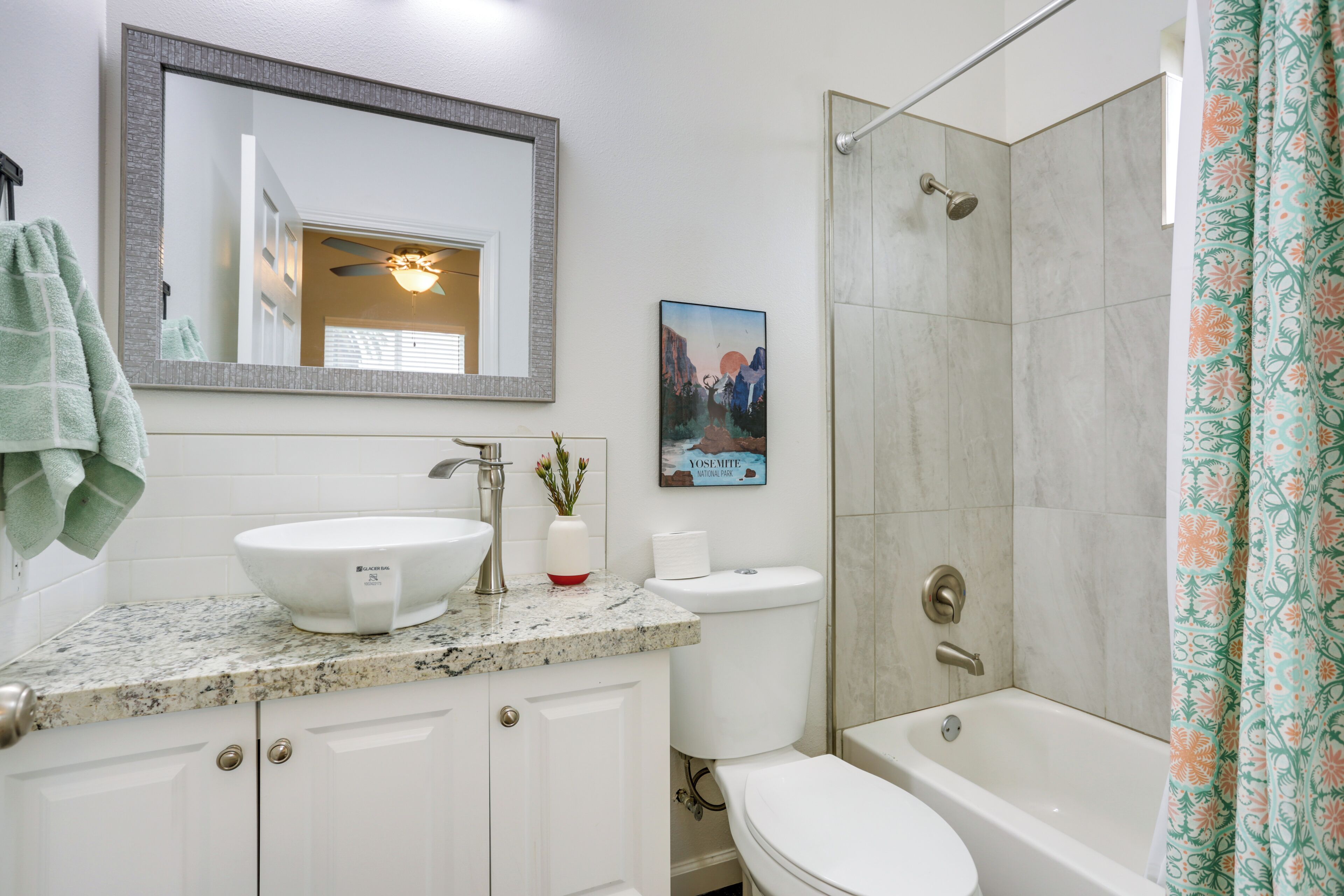 Un baño con lavamanos, inodoro y bañera.