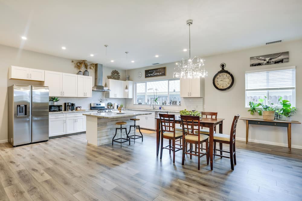 Stunning Clovis Home ~ 1 Mile to Old Town! - Centerville, CA
