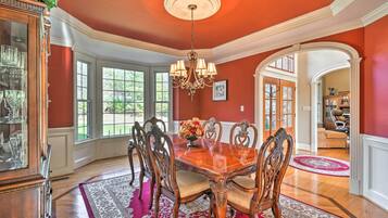 House (5 Bedrooms) | Interior