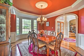 House (5 Bedrooms) | Interior