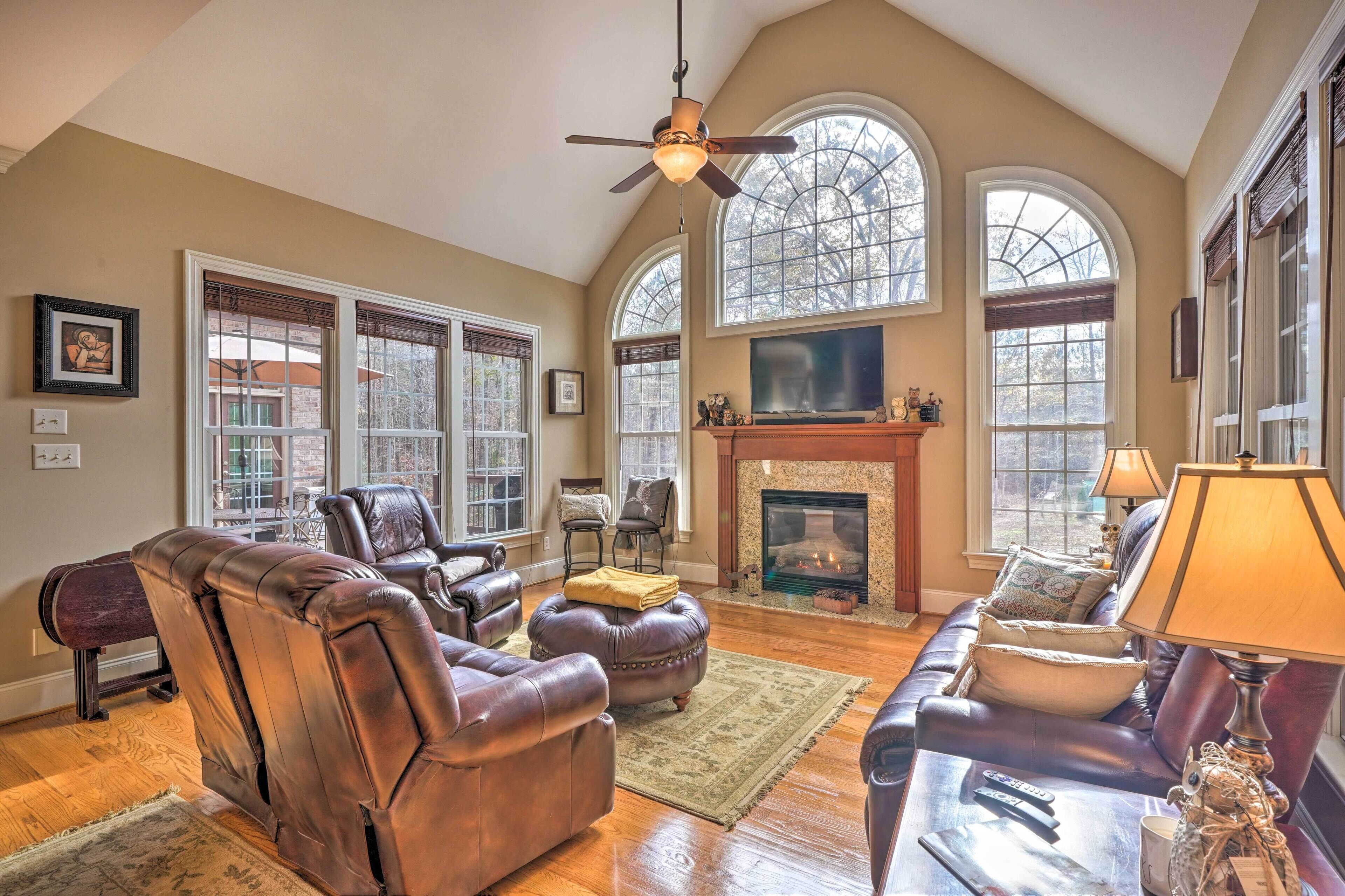 Luxury Estate: Private Hot Tub & Tennis Court