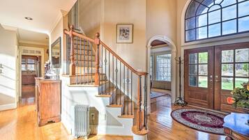 House (5 Bedrooms) | Interior