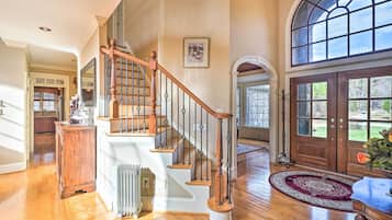 House (5 Bedrooms) | Interior