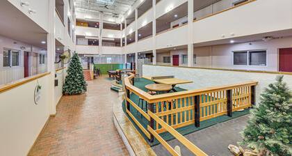 Snowshoe Condo w/ Mtn Views, Walk to Ski Lift
