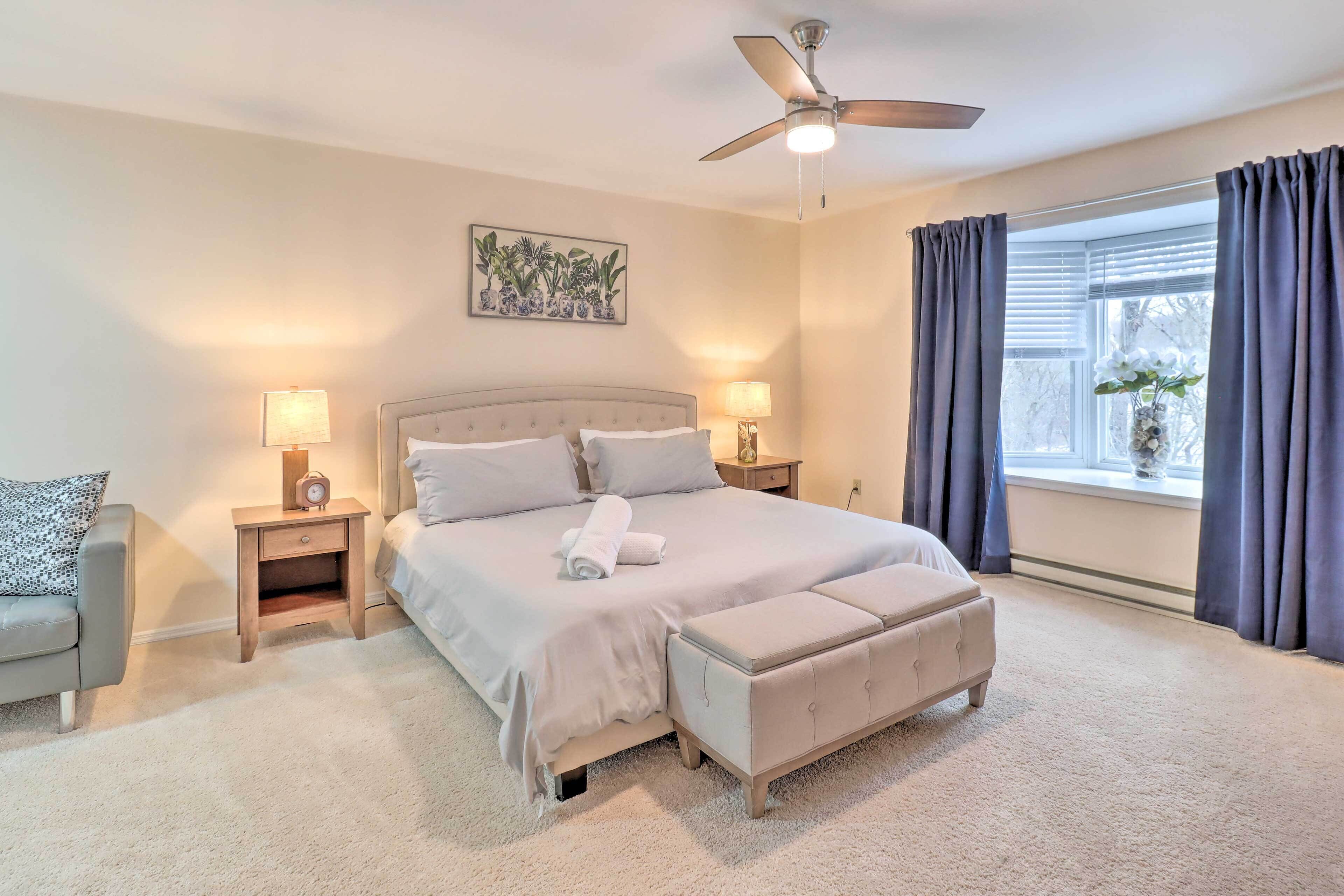 Poconos Retreat With Deck & Lake Views!