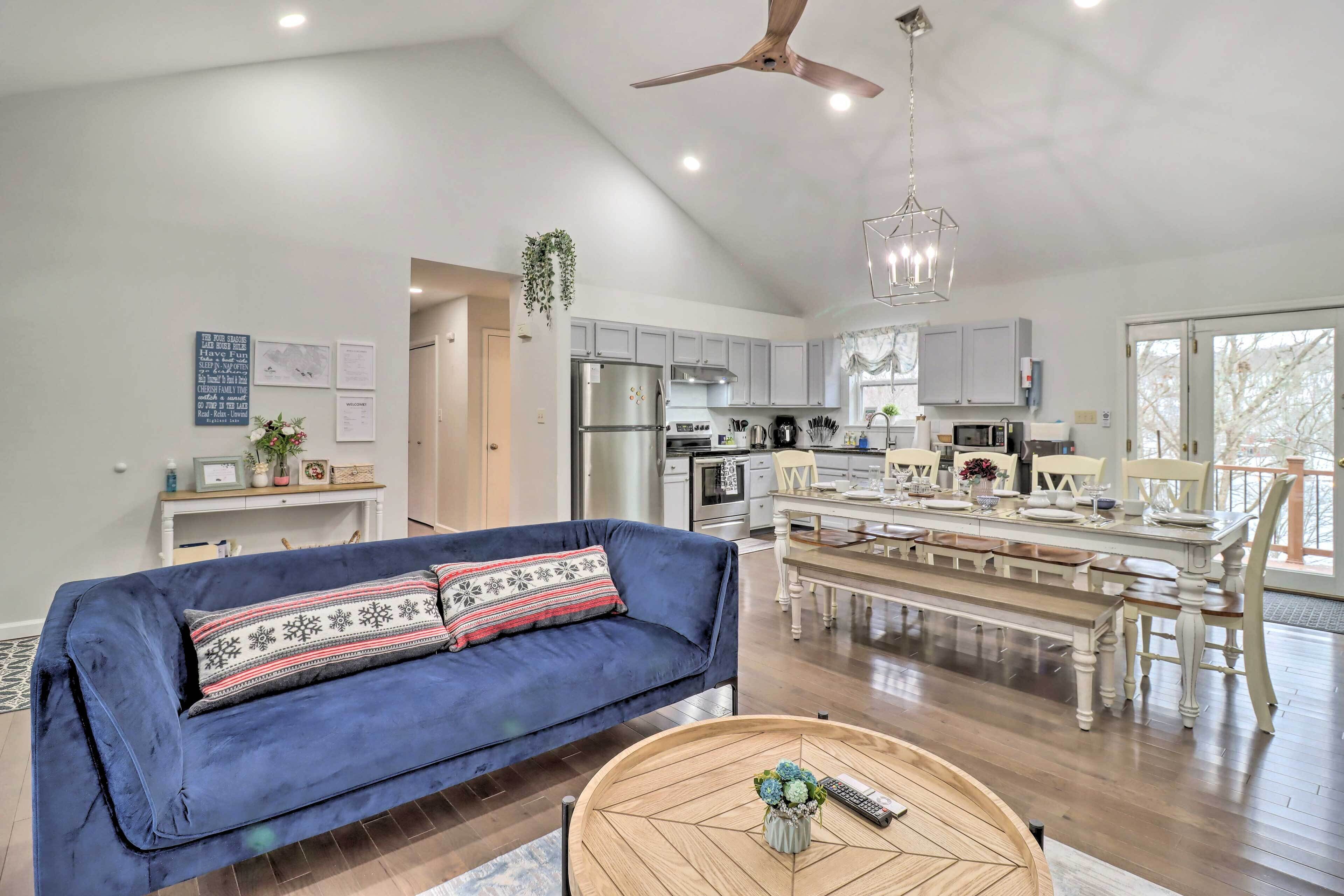 Poconos Retreat With Deck & Lake Views!