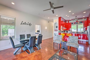 Una cocina moderna con armarios rojos y una zona de bar.