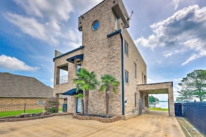 House (3 Bedrooms) | Interior - Waterfront Home ~ 4 Mi to Oaklawn Racing Casino! (Hot Springs)