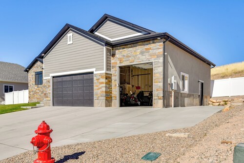 Sleek & Modern Morgan Abode: Great for Families!