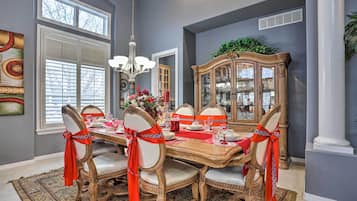 House (5 Bedrooms) | Interior