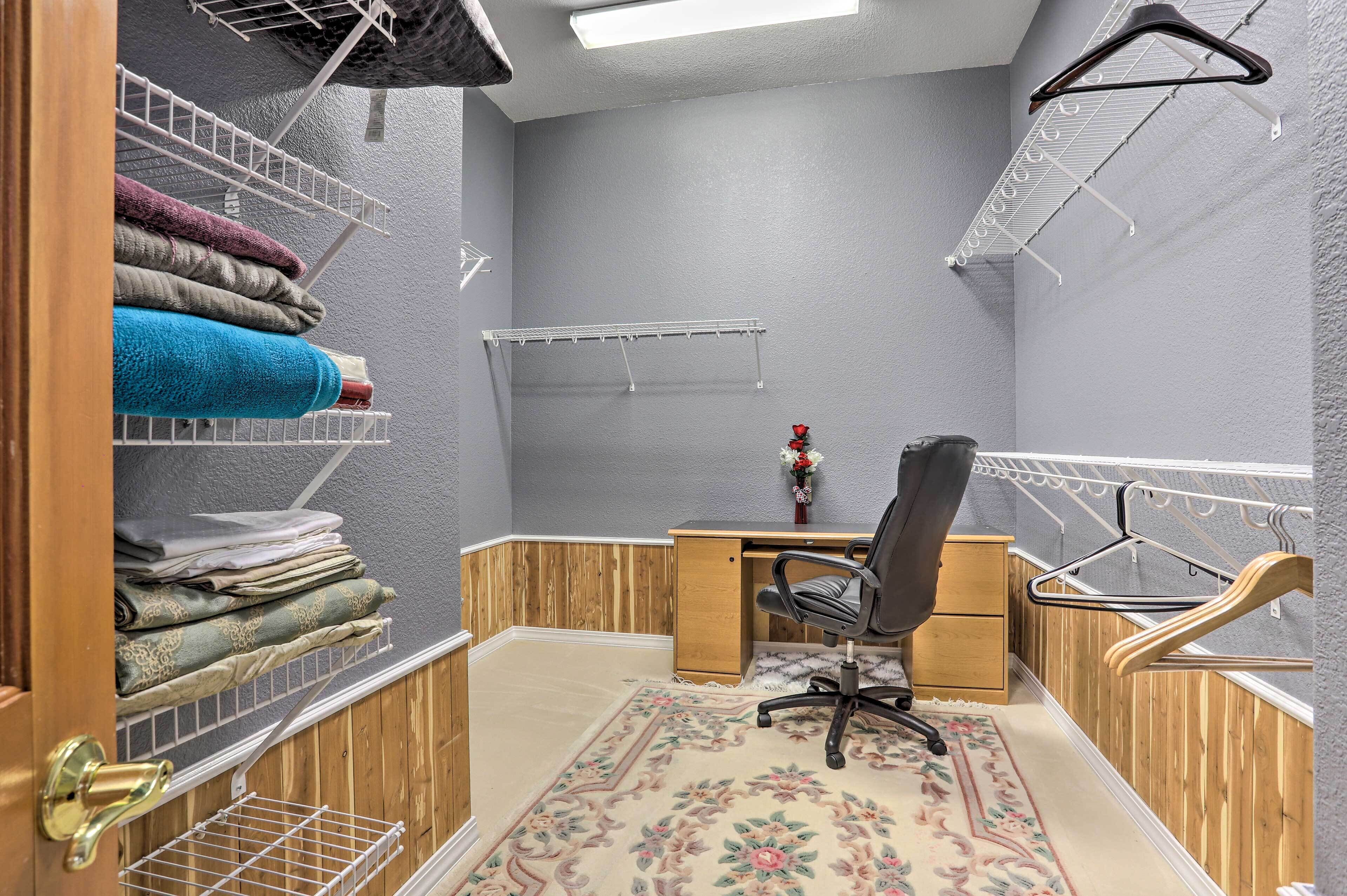 House (5 Bedrooms) | Interior