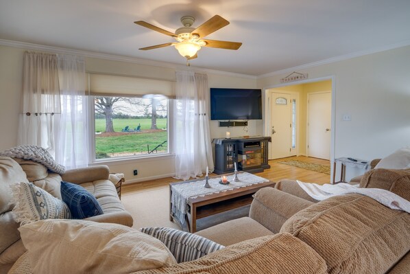 House (3 Bedrooms) | Living area | DVD player, books