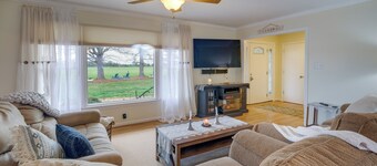 Deck & Pasture Views! Bealeton Farmhouse Escape