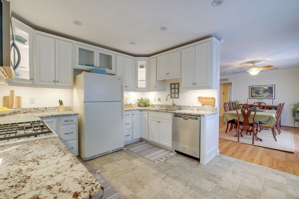 House (3 Bedrooms) | Interior - Deck & Pasture Views! Bealeton Farmhouse Escape (Bealeton)