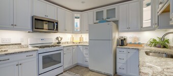 Deck & Pasture Views! Bealeton Farmhouse Escape