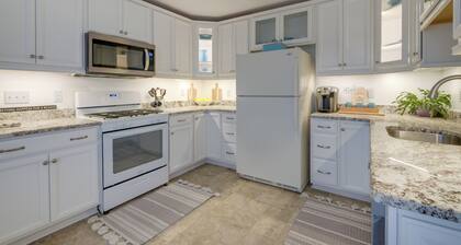 Deck & Pasture Views! Bealeton Farmhouse Escape