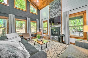 House (2 Bedrooms) | Interior - Chic Broken Bow Cabin With Hot Tub & Gas Grill! (Broken Bow)