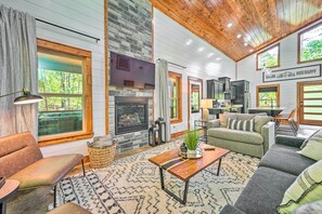 House (2 Bedrooms) | Interior - Chic Broken Bow Cabin With Hot Tub & Gas Grill! (Broken Bow)