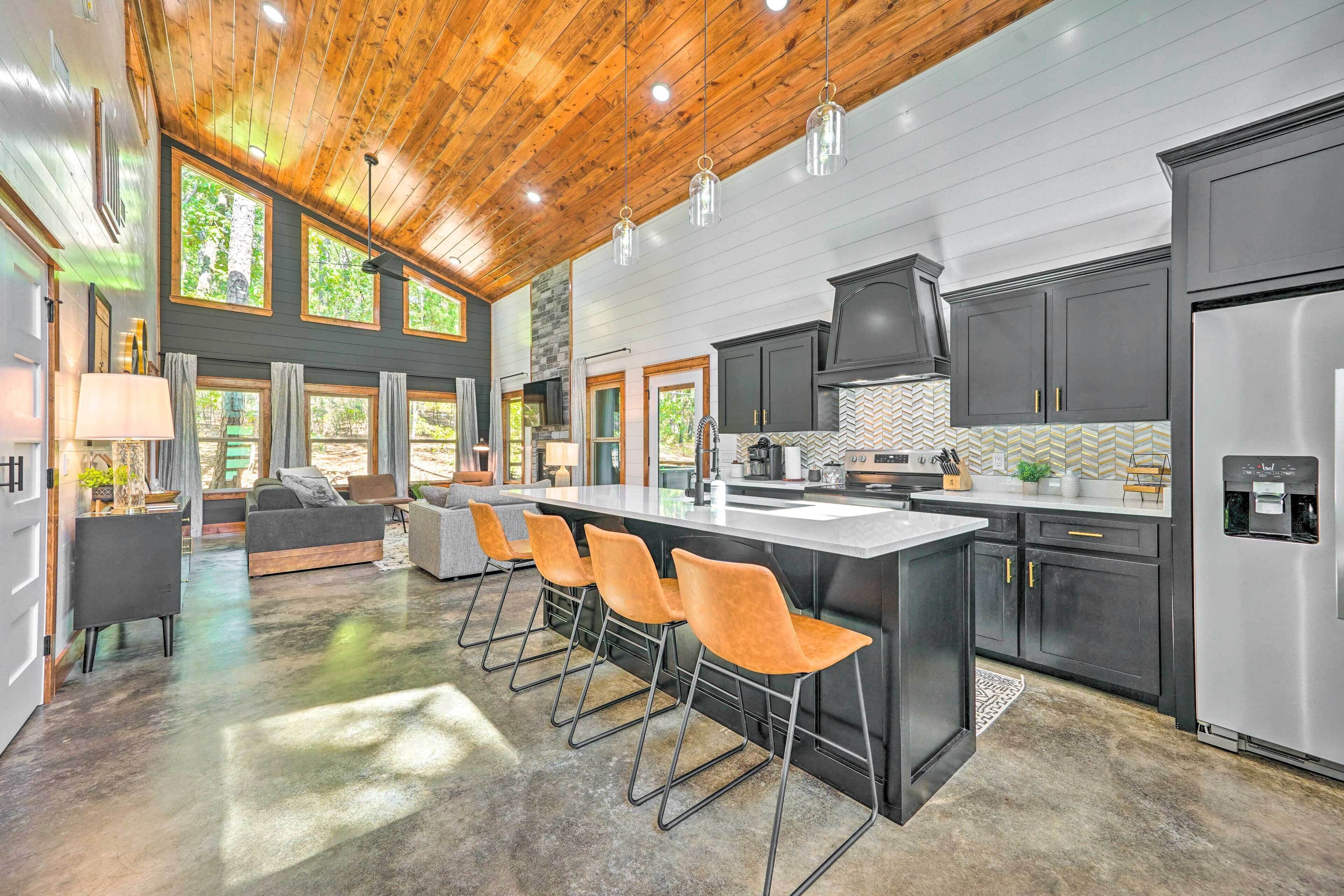 Chic Broken Bow Cabin With Hot Tub & Gas Grill!