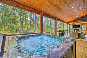 House (2 Bedrooms) | Interior - Chic Broken Bow Cabin With Hot Tub & Gas Grill! (Broken Bow)