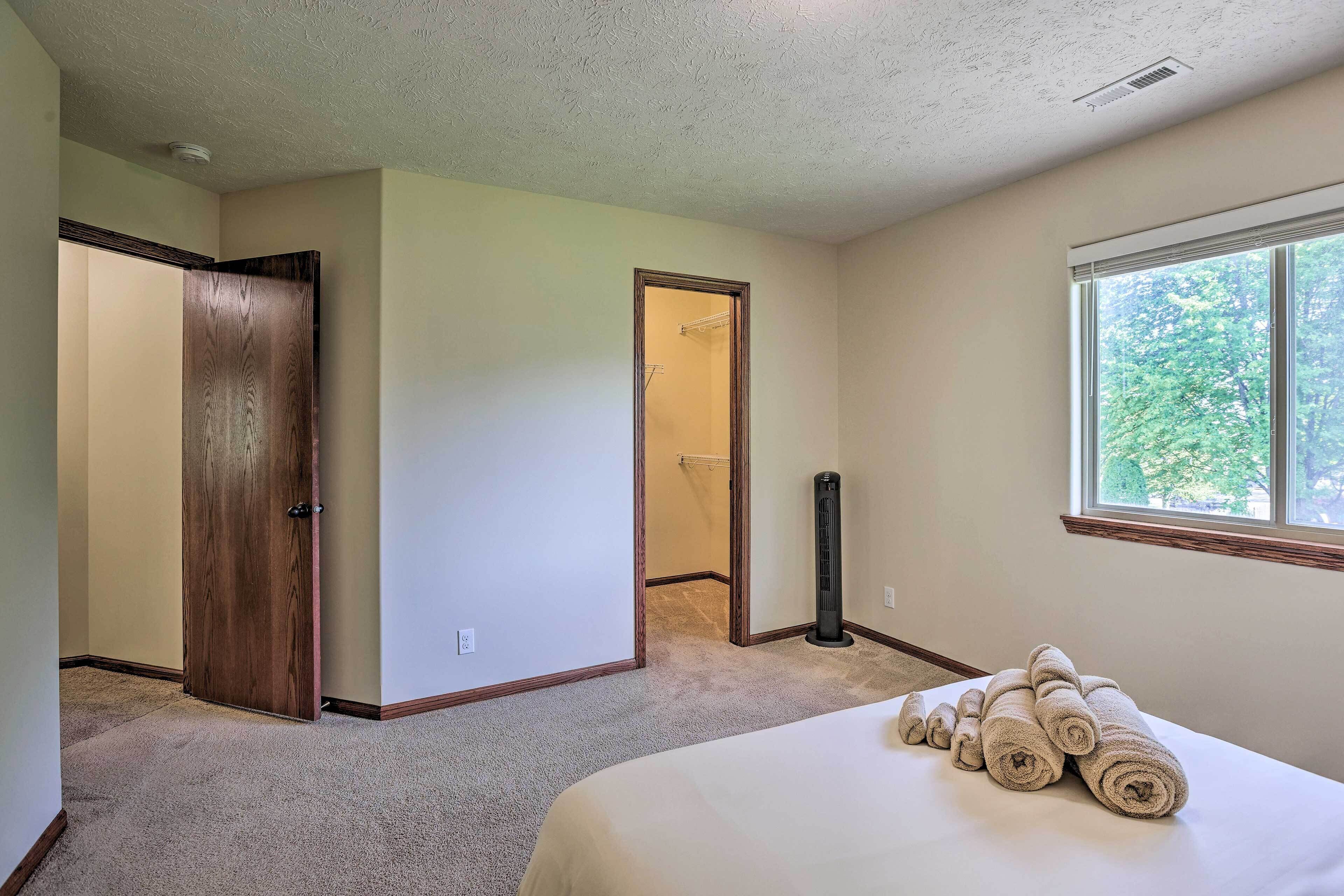 4 間臥室、熨斗/熨衣板、床單