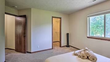 4 bedrooms, iron/ironing board, bed sheets