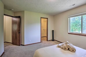 4 bedrooms, iron/ironing board, bed sheets - Spacious Omaha Home w/ Expansive Yard + Patio (Omaha)