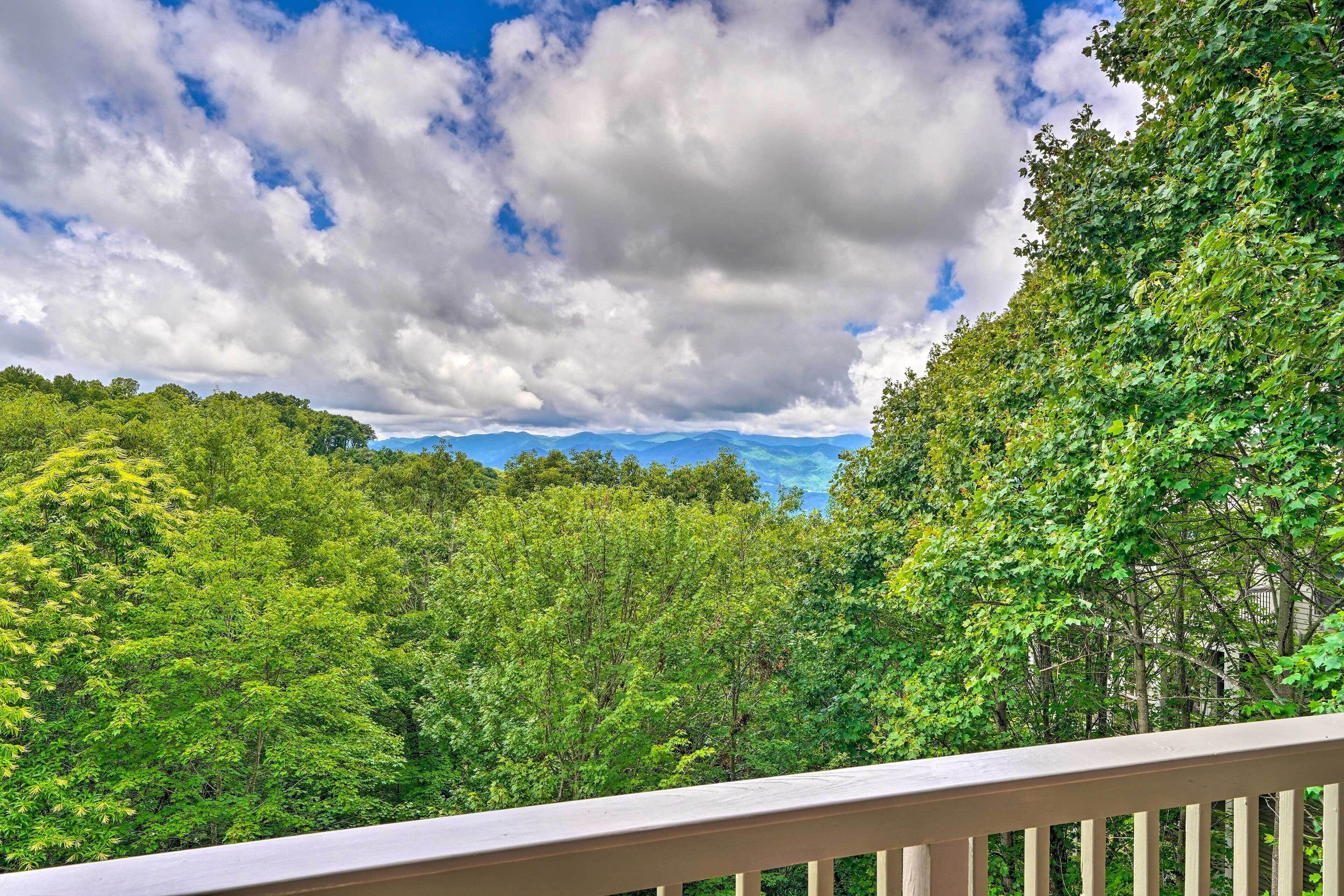 Sunny Burnsville Condo w/ Mtn Views & Balcony