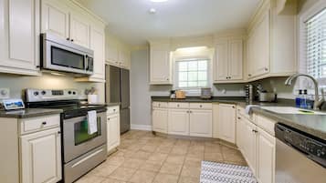 Rumah (2 Bedrooms) | Dapur pribadi | Microwave, oven, kompor, dan mesin pencuci piring