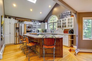 Interior - Mtn-view Breck Home w/ Hot Tub ~ 1 Mi to Ski Lift! (Breckenridge)