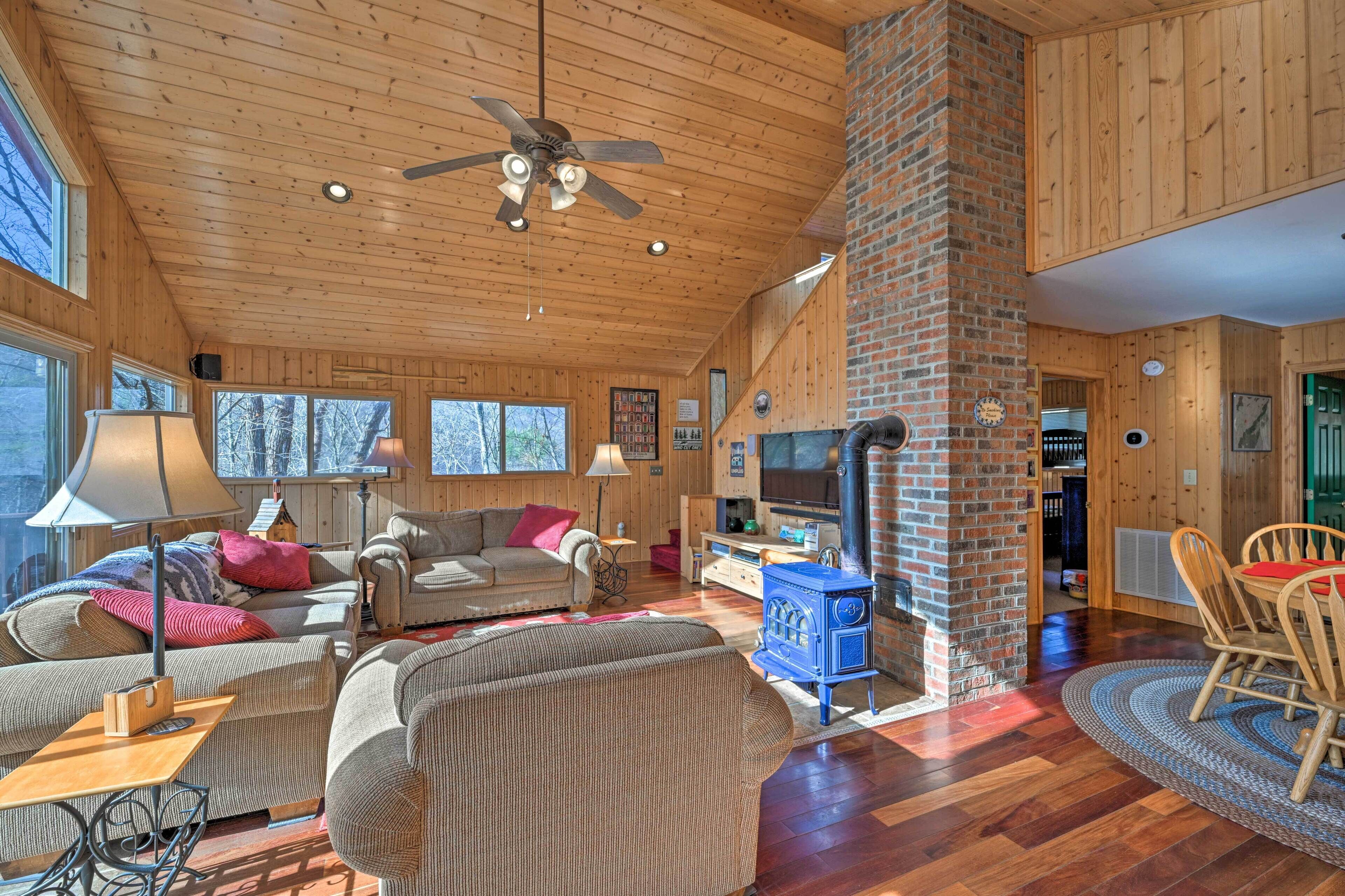 North Carolina Escape w/ Deck, Grill & Fire Pit!