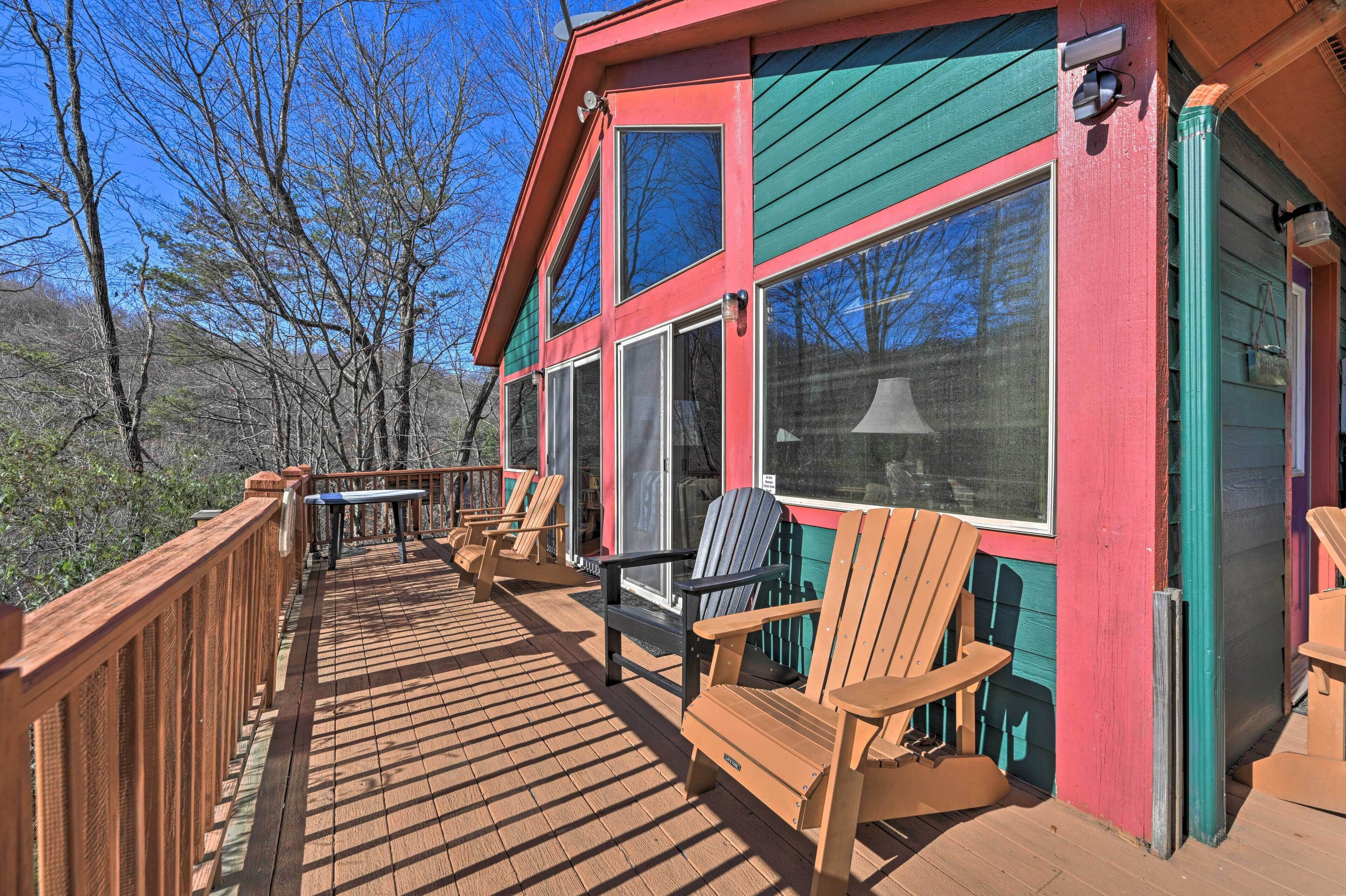 North Carolina Escape w/ Deck, Grill & Fire Pit!
