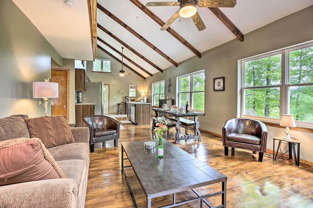 Rogers Cabin w/ Private Hot Tub & Movie Room!