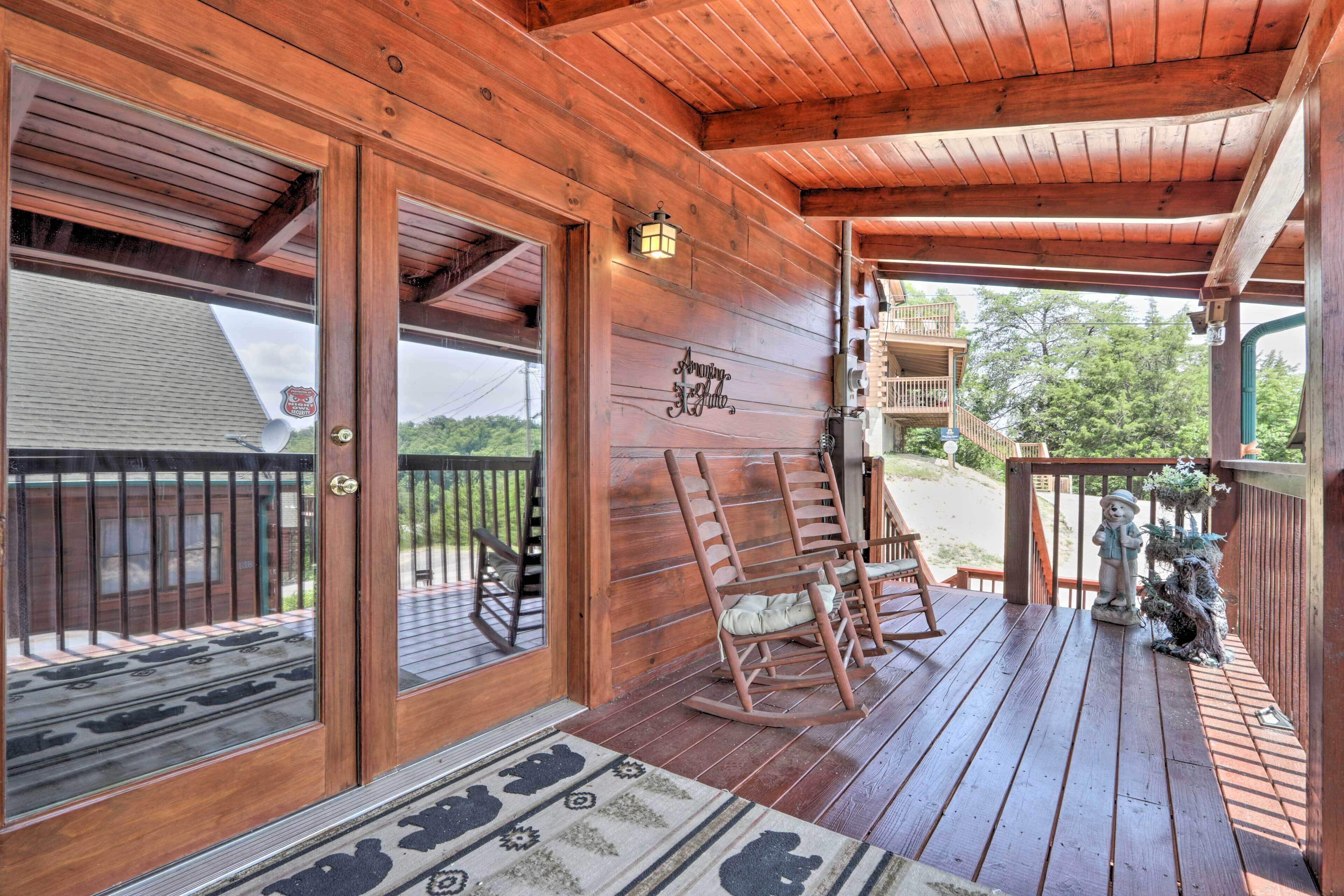 Log Cabin w/ Panoramic Mountain Views!