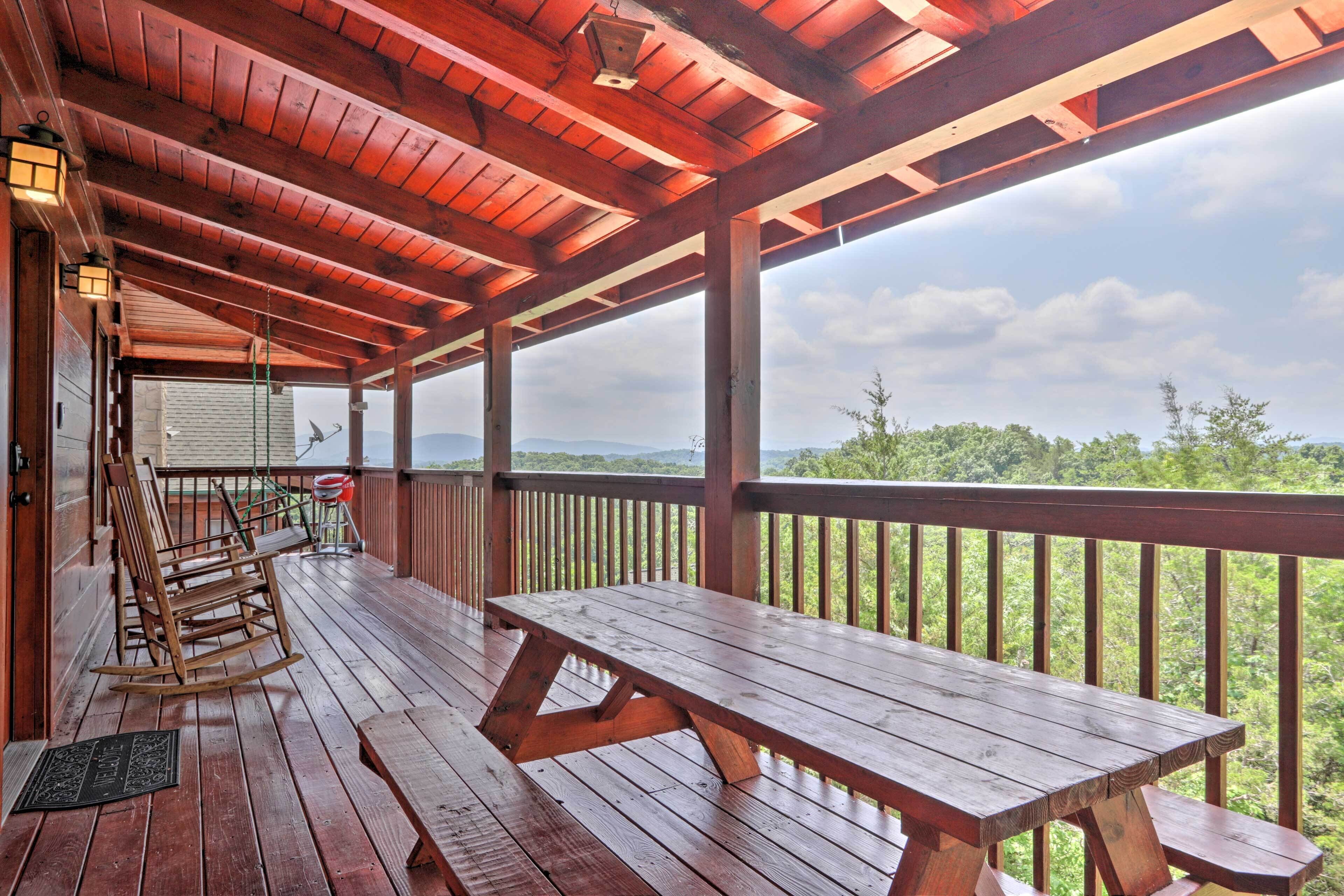 Log Cabin w/ Panoramic Mountain Views!