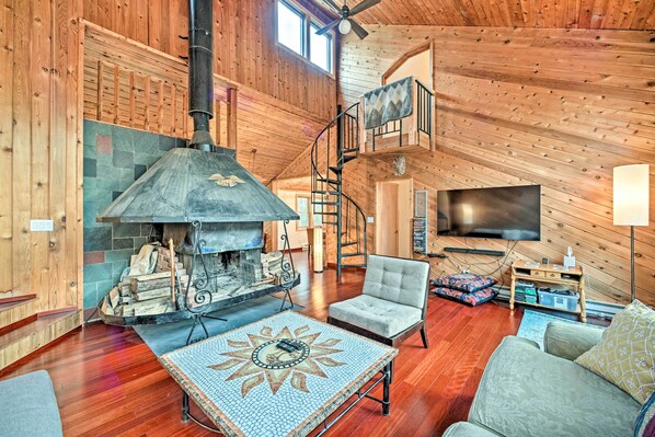 Cottage (3 Bedrooms) | Coin séjour | Télévision, cheminée
