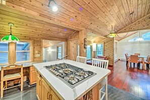 Cottage (3 Bedrooms) | Cuisine privée | Micro-ondes, lave-vaisselle, moulin à café