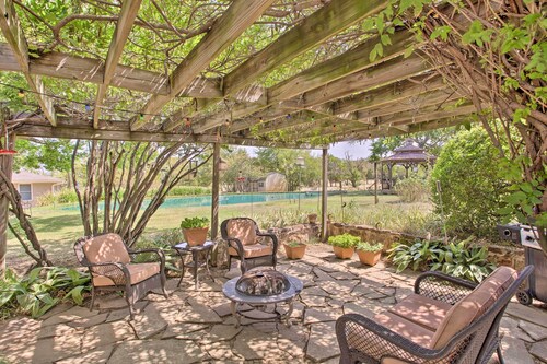 Lovely Pottsboro Home w/ Patio & Fire Pits!