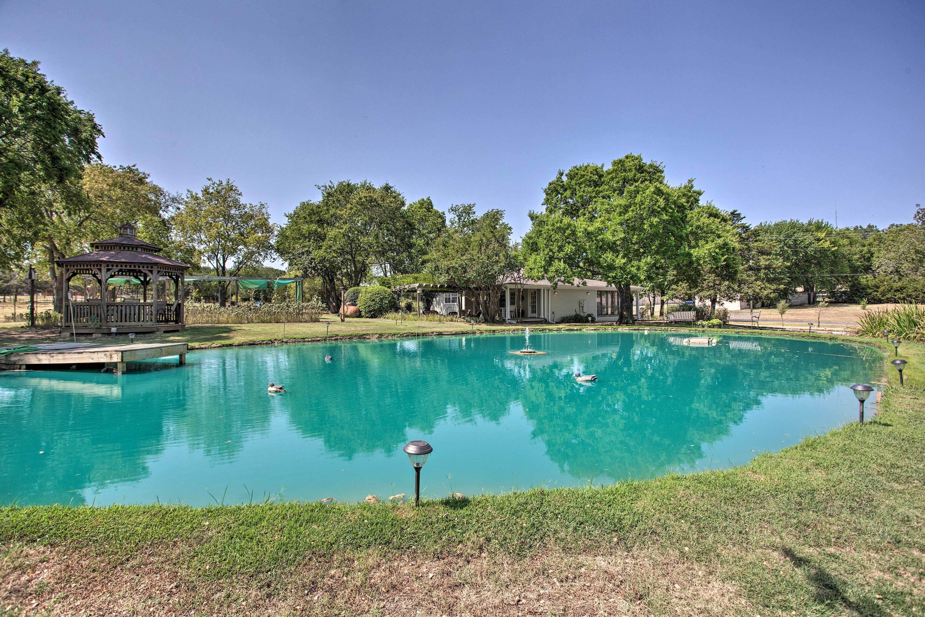 Lovely Pottsboro Home w/ Patio & Fire Pits!