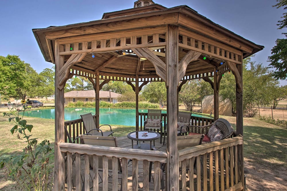 Lovely Pottsboro Home w/ Patio & Fire Pits! - Whitesboro, TX