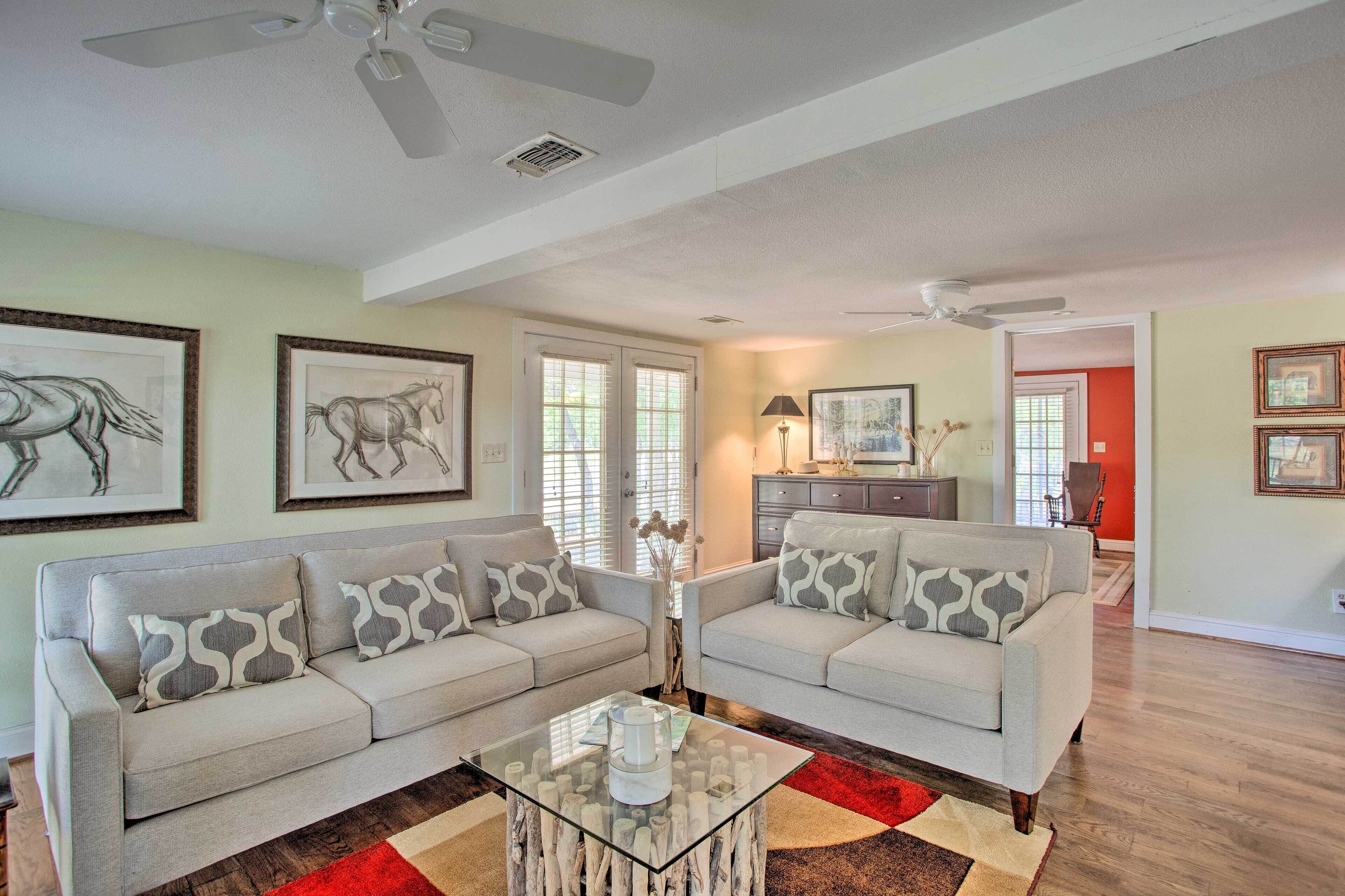 Lovely Pottsboro Home w/ Patio & Fire Pits!