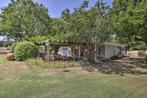 House (2 Bedrooms) | Interior - Lovely Pottsboro Home w/ Patio & Fire Pits! (Pottsboro)