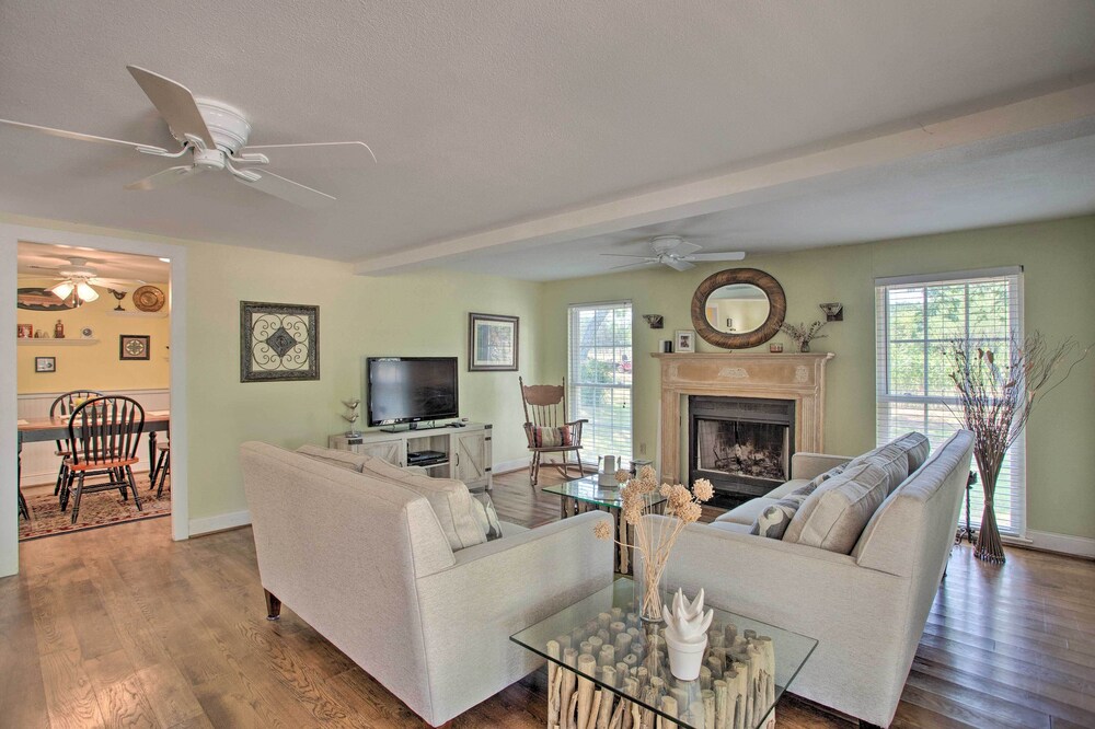 Lovely Pottsboro Home w/ Patio & Fire Pits!