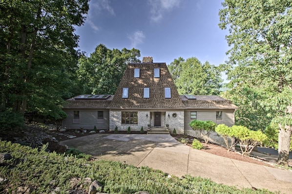 A single-story house with a gabled roof, a front porch, and a driveway leading to the entrance. - Spacious Mcgaheysville Family Retreat w/ Game Room (McGaheysville)