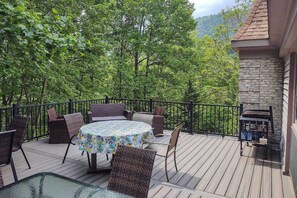 Outdoor dining - Spacious Mcgaheysville Family Retreat w/ Game Room (McGaheysville)